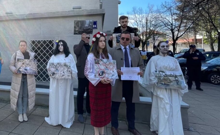 Predstavnici grupe Oktobar obeležili godišnjicu ukrajinskog oslobođenja Buče okupljanjem ispred Ambasade Rusije 1
