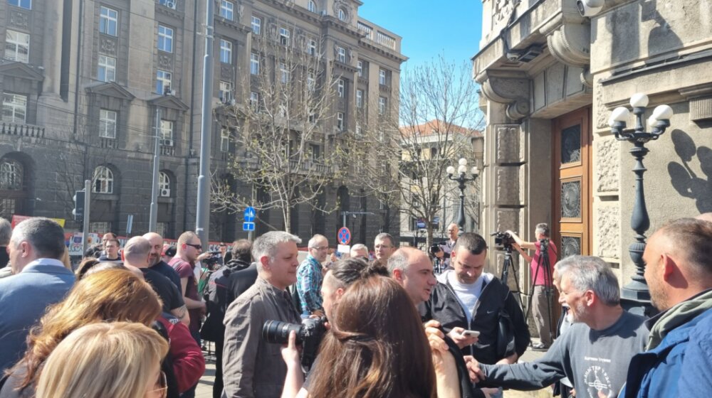 Desnica održala jednočasovni protest ispred zgrade Vlade, najavili pravne korake protiv Vučića 1