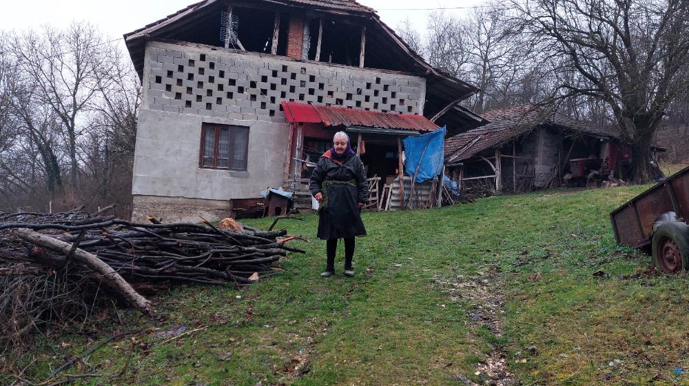 “Deco moja ova pomoć mi mnogo znači”: Baka Persa iz Šljivara dobila novi šporet i hranu 7