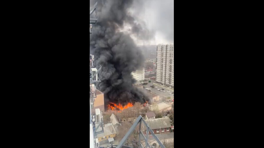Prvi snimci iz Rusije: Ogroman požar u zgradi tajne službe, gust dim prekrio grad (VIDEO) 1