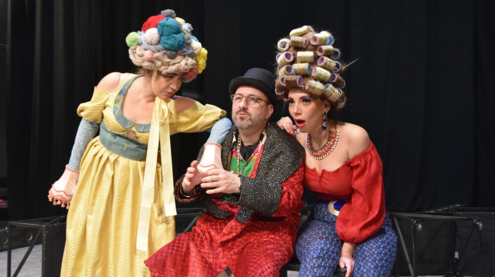 Večno aktuelna priča o malograđanštini: Premijera komedije Ežena Labiša "Kasica-prasica" u NP Priština sa sedištem u Gračanici 1