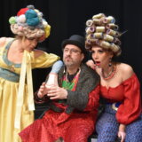 Večno aktuelna priča o malograđanštini: Premijera komedije Ežena Labiša "Kasica-prasica" u NP Priština sa sedištem u Gračanici 3