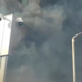 Dimne bombe bačene na zgradu vlade u Prištini 7