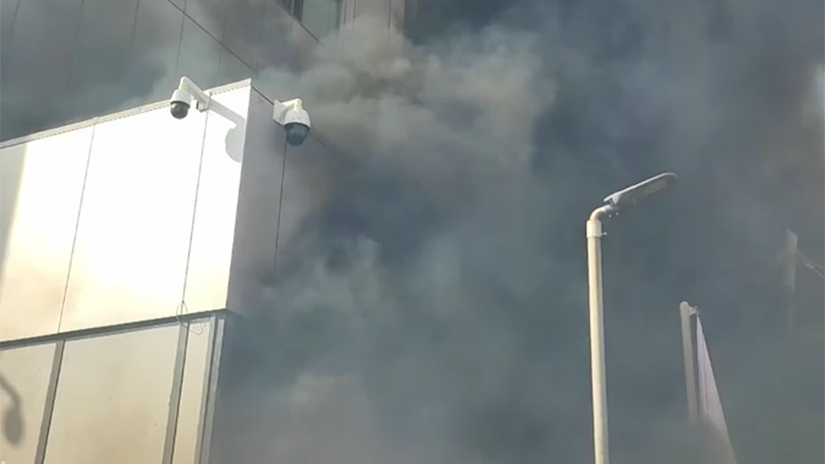 Dimne bombe bačene na zgradu vlade u Prištini 1