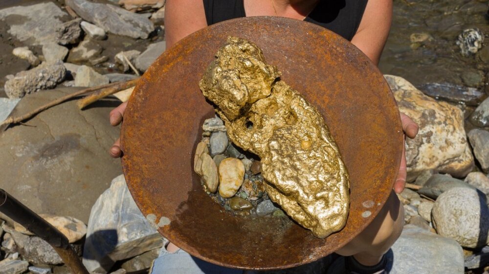 "Ovo se dogodi jednom u životu": Australijanac pronašao grumen zlata težak 2.6 kilograma, evo koliko vredi 1