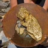 "Ovo se dogodi jednom u životu": Australijanac pronašao grumen zlata težak 2.6 kilograma, evo koliko vredi 7