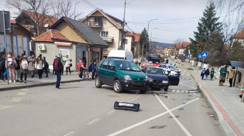 Zaječar: Saobraćajna nezgoda kod škole "Ljubica Radosavljević - Nada", lakše povređena jedna osoba 1