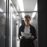 Zašto se u svakom liftu nalazi ogledalo: Odgovor će vas iznenaditi 4