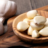 Isprobajte brzi trik za ljuštenje belog luka 2