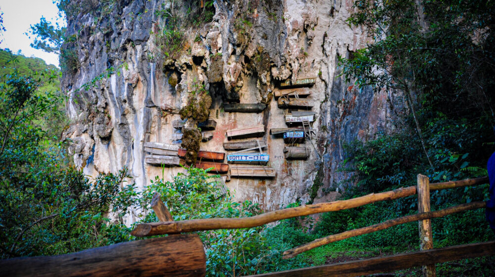 Kad mrtvi "spasu" stvar: Jedino viseće groblje na svetu zbog kojeg mnogi žele da posete izolovano selo 1