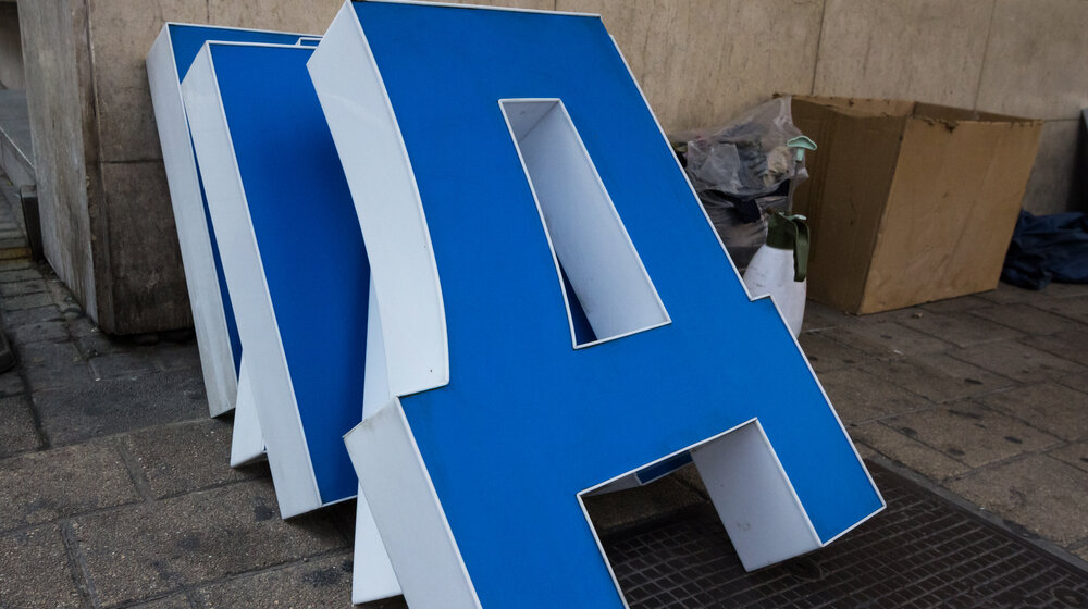 Išaran bilbord koji promoviše ćirilicu 1