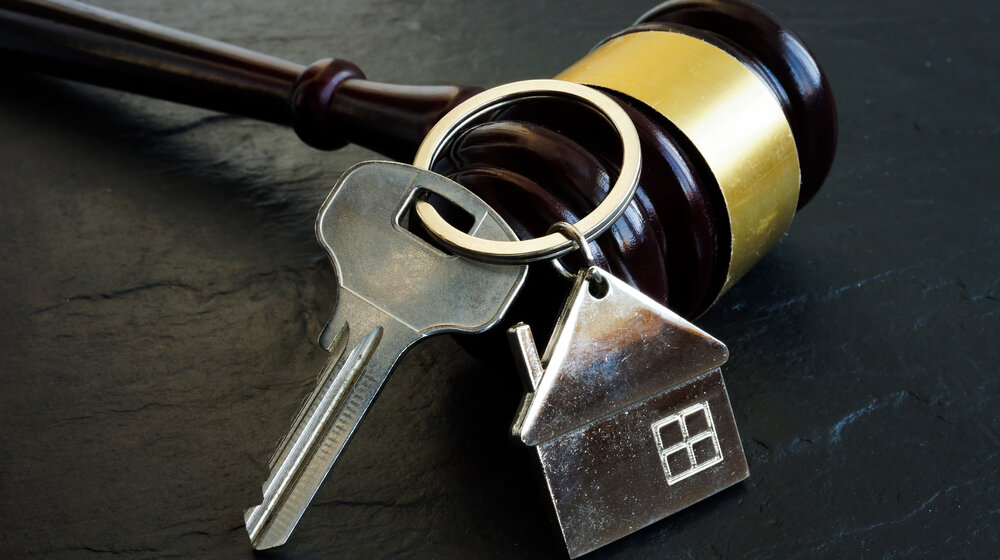 Izvršitelji na vratima: Sin zakupac, otac vlasnik u dugovima, a majka tuži muža 1