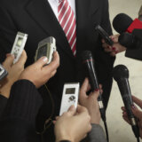 Zbog najave ponovne kriminalizacije klevete novinari u Banjaluci polomili olovke 9