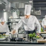 Da li znate zašto šefovi kuhinje tradicionalno nose visoke bele kape? 2