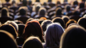 Gradska opština Novi Beograd i Udruženje za edukaciju, prevenciju i podršku obolelima od karcinoma dojke "Žena uz ženu" organizuju za vikend besplatne ultrazvučne preglede dojki pod sloganom "Budi hrabra, pregledaj se", saopšteno je danas.