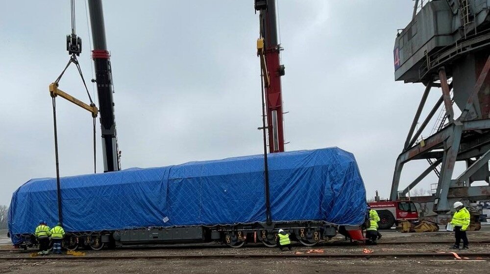 Jedan od najtežih tereta ikada istovarenih: Specijalne dizel lokomotive za izgradnju brze pruge do Subotice stigle u novosadsku luku 1
