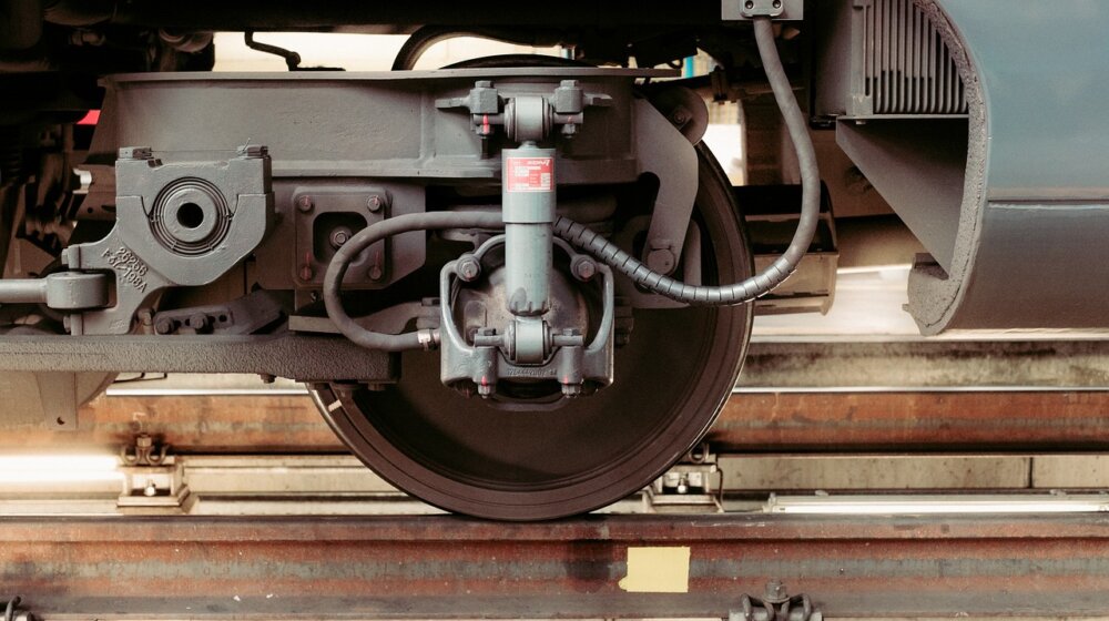 Teretni voz kod Jagodine na obeležnom prelazu naleteo na kamion, povređene dve osobe 1