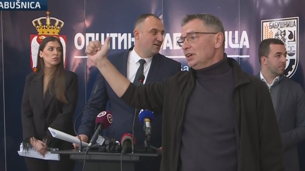 (VIDEO) Obezbeđenje pokušalo da spreči Aleksandra Jovanovića Ćutu i poslanike da uđu u skupštinu Babušnice 1
