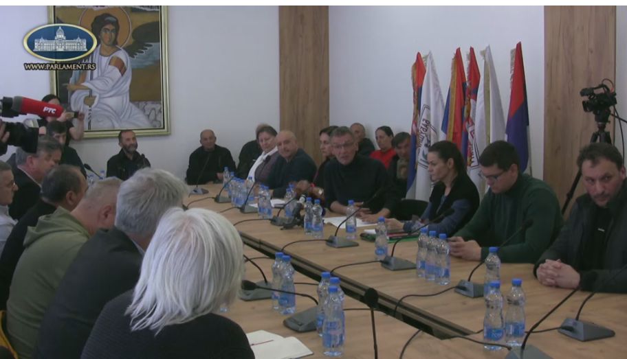 (VIDEO) Obezbeđenje pokušalo da spreči Aleksandra Jovanovića Ćutu i poslanike da uđu u skupštinu Babušnice 2