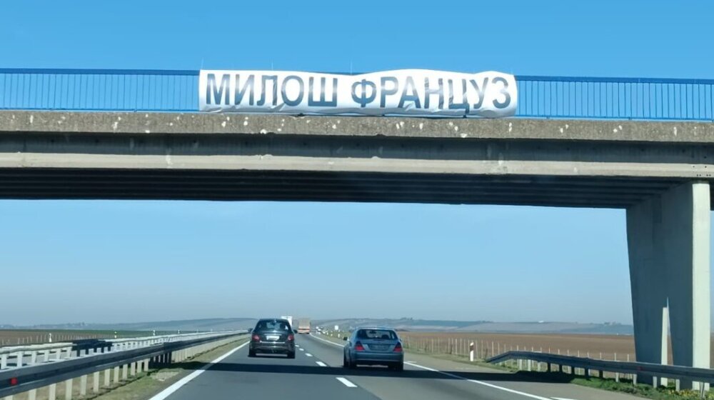 Na nadvožnjacima od Beograda do Novog Sada natpisi "Miloš Francuz" i "Boško fašista" (VIDEO) 1