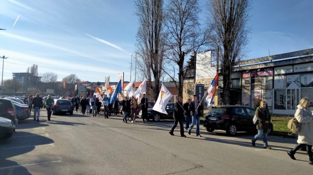 "Otkazali nam organizovan prevoz na protest u Beograd bez razloga": Desničarske stranke blokirale saobraćaj kod Novosadskog sajma 1