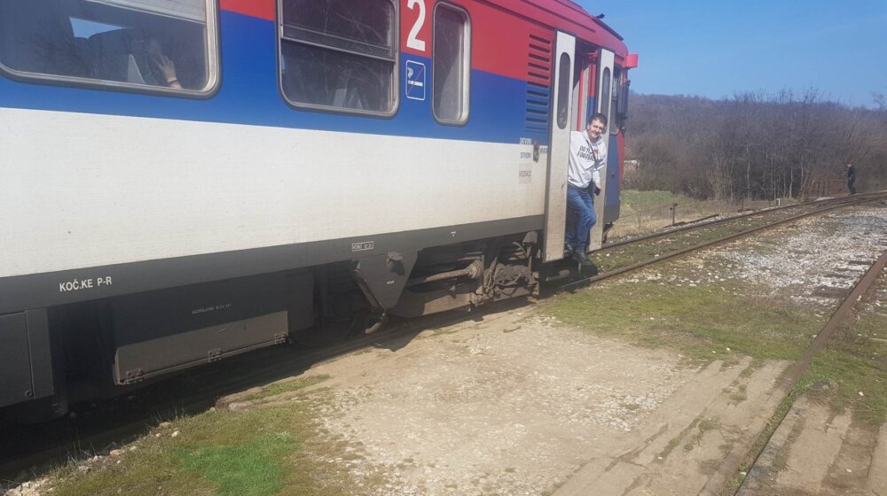 Iskliznuo putnički voz iz šina kod Zaječara: Nema povređenih, ali su putnici uznemireni (FOTO / VIDEO) 1