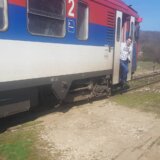 Iskliznuo putnički voz iz šina kod Zaječara: Nema povređenih, ali su putnici uznemireni (FOTO / VIDEO) 7