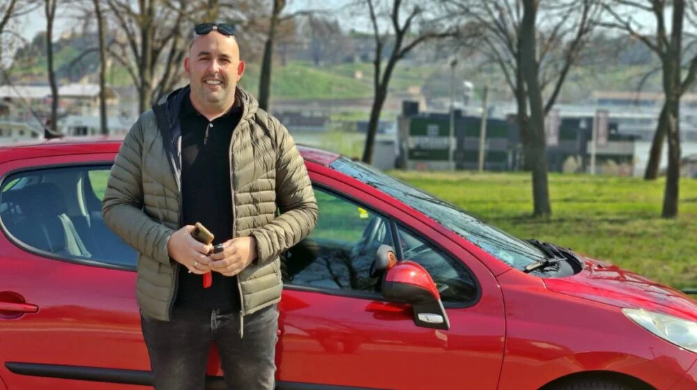 Dragan je drugačiji instruktor, on drži časove vožnje vozačima koji imaju dozvolu, ali i strah od volana 1