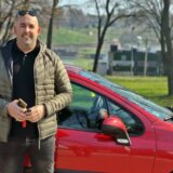 Dragan je drugačiji instruktor, on drži časove vožnje vozačima koji imaju dozvolu, ali i strah od volana 14