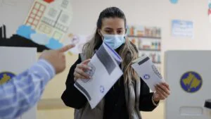 Danas se održavaju izbori na Kosovu: Otvorena biračka mesta, glasao predsednik Srpske liste 18 Danas se održavaju izbori na Kosovu: Otvorena biračka mesta, glasao predsednik Srpske liste 13