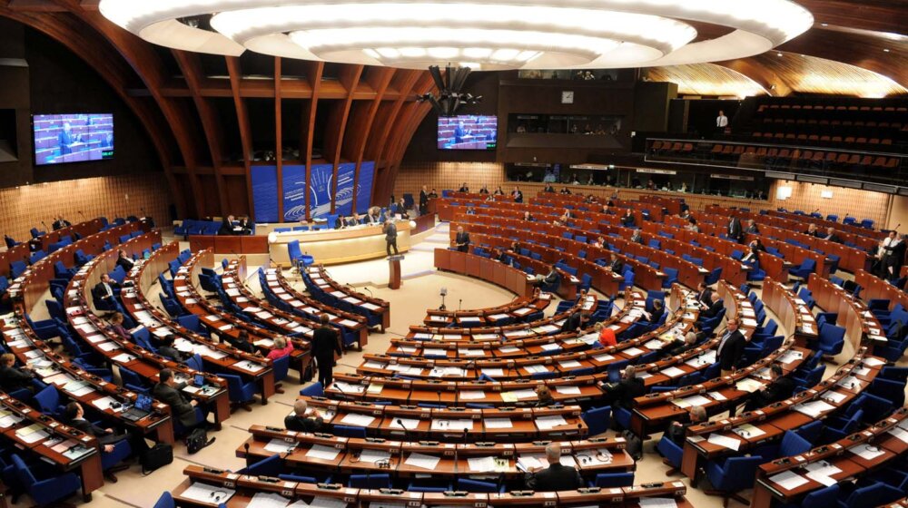 Sednica Evropskog parlamenta počela minutom ćutanja za žrtve masovnih ubistava u Srbiji 17