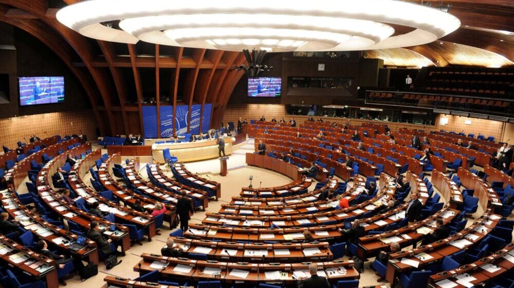 Sednica Evropskog parlamenta počela minutom ćutanja za žrtve masovnih ubistava u Srbiji 1
