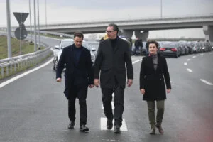 Za pojedine uplate na račune investicionih fondova Vista Rica Invest i Vista Rica Corporate, čiji su vlasnici i osnivači visoki funkcioneri SNS-a, bliski državnom vrhu, a takva im je i većina klijenata, zainteresovali su se i istražitelji u Srbiji, nezvanično saznaje Radar.