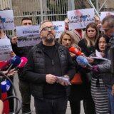"Još jedan tragikomičan performans Vučićevića": Sagovornici Danasa o izvrgavanju ruglu institucija, sudstva i države 14