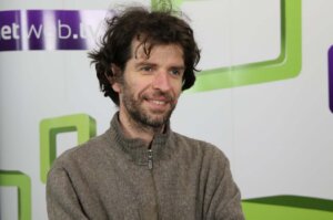 Združena akcija Za krov nad glavom organizovala je danas u beogradskom parku Manjež drugi zbor za ukidanje javnih izvršitelja i napumpanih dugova, a na početku skupa govorili su građani kojima su izvršitelji uzeli imovinu.