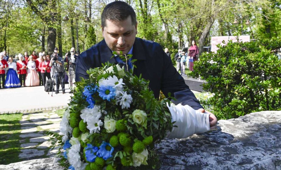 Nikodijević položio cveće na Spomen-obeležje predaje ključeva Beograda 1