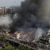 Ogroman požar na pijaci u Daki, angažovane stotine vatrogasaca 2