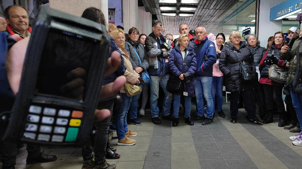 Otkaz umesto plate od 65.000 dinara: Kontrolori se okupili pred konferenciju za medije kompanije "Kentkart" 1