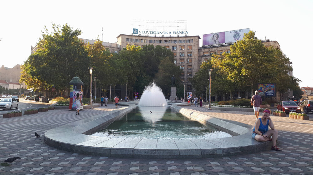 Zelena voda u fontani na Trgu Nikole Pašića 1