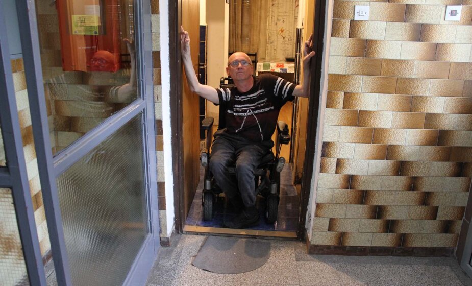 Dragan u invalidskim kolicima već sedam meseci traži stan, rok za iseljenje ističe mu krajem aprila (FOTO) 1