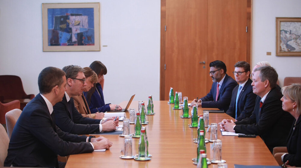 Predsednik Vučić i američki senator Stiv Dejns: Za Srbiju odnosi i saradnja sa SAD od najveće važnosti 1