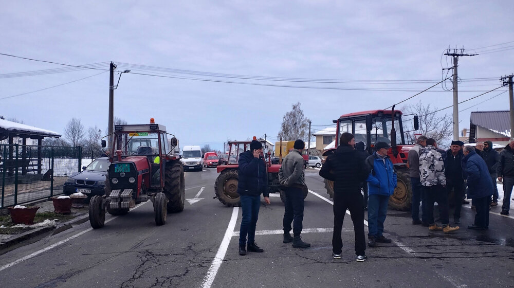 Proizvođači mleka blokiraju raskrsnice na putevima koji vode ka Kraljevu, Kragujevcu i Čačku 1