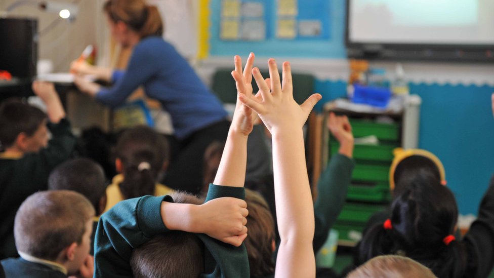 Srbija i obrazovanje: „Posle nekog vremena, digneš ruke" - zašto nastavnici neće na zamene i kako ih vratiti u škole 3 Učionica, podignute ruke đaka