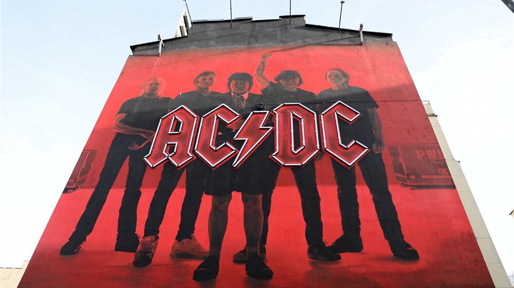 U belgijskom gradu Namir otkrivena statua pevača benda AC/DC 1