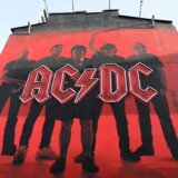U belgijskom gradu Namir otkrivena statua pevača benda AC/DC 7