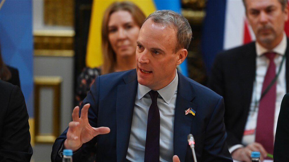 Advokat koji se u Hagu bavio slučajevima Miloševića i Karadžića: Ko je Dominik Rab, zamenik britanskog premijera koji je podneo ostavku? 1