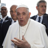 Papa Franja izašao iz bolnice gde se lečio od bronhitisa 1