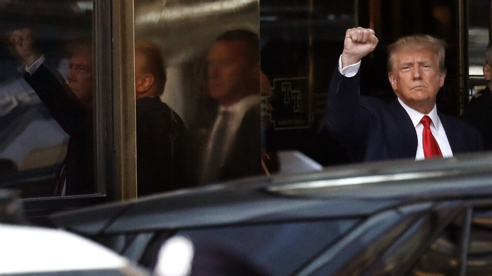 Bivši predsednik SAD Tramp napustio sudnicu, izjasnio se da nije kriv 1