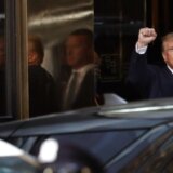 Bivši predsednik SAD Tramp napustio sudnicu, izjasnio se da nije kriv 4