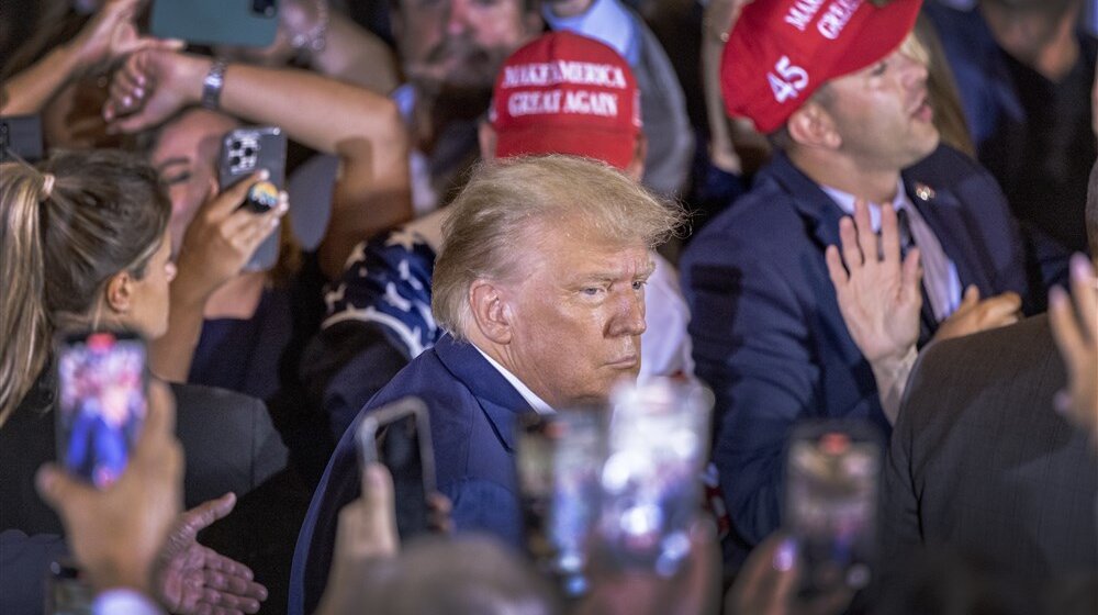 "Kamenog lica pušten iz pritvora": Kako su svetski mediji izveštavali o Trampu u sudu? 1